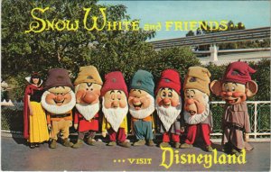 PC DISNEY SNOW WHITE AND THE SEVEN DWARFS DISNEYLAND Modern Postcard (b38023)