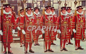 Postcard Modern Yeomen Warders at the Tower of London Militaria