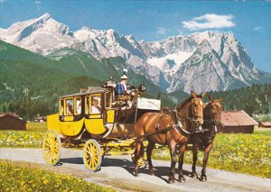 Mail Coach Postkutschenfahrt vor dem Wettersteingebirge Garmisch-Partenkirche...