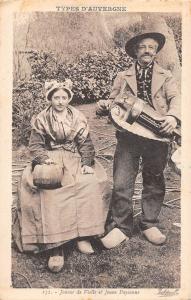 B99342 costumes auvergne couple paysanne france  types ethnics folklore