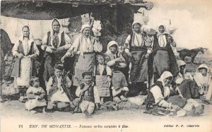 br105087 femmes serbes occupees a filer monastir Bitola Macedonia  folklore