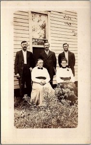 c1910 LARGE FAMILY 3 MEN 2 WOMEN OUTSIDE HOUSE RPPC POSTCARD 38-32