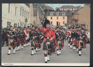 Military Postcard - Scotland - Scottish Pipers Marching   RR6978