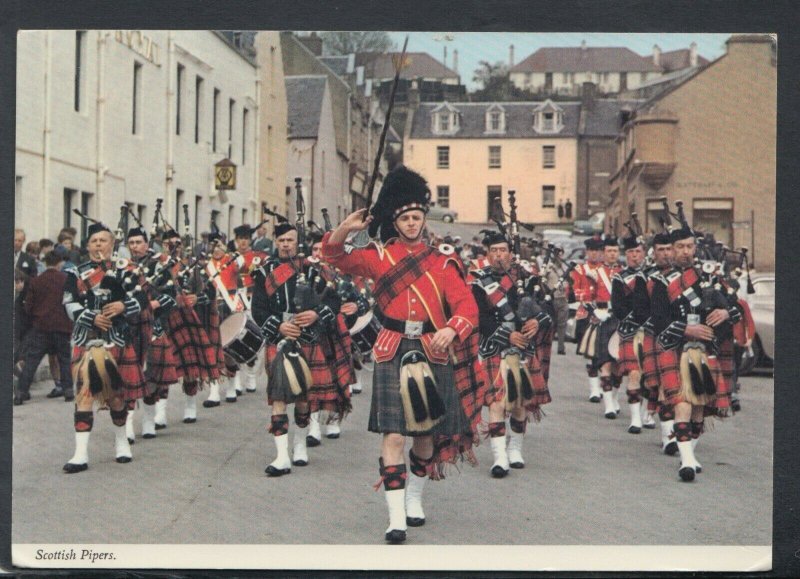 Military Postcard - Scotland - Scottish Pipers Marching   RR6978 