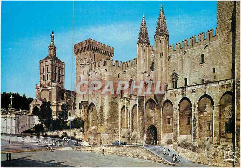 Postcard Modern Avignon (Vaucluse) the Papal Palace (XIV century) and N D Domes