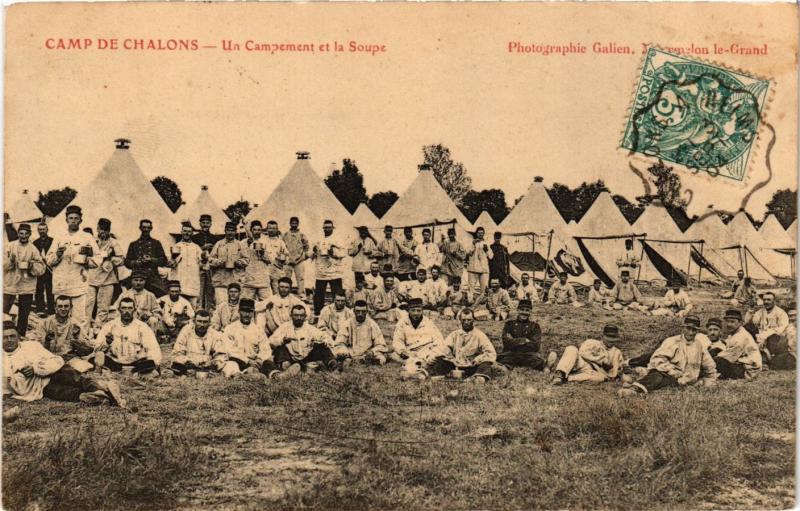 CPA  Militaire - Camp de Chalons - Un Campement et la Soupe  (695597)