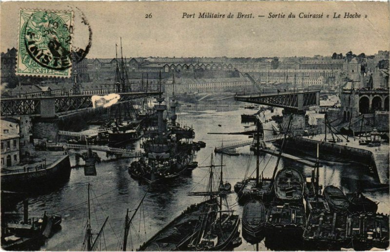 CPA Brest- Port Militaire ,Sortie du Cuirasse Le Hoche FRANCE (1025678)