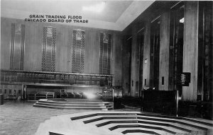 Postcard RPPC 1920s Chicago Illinois Grain Trading floor board of Trade 24-6134