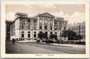 VINTAGE POSTCARD THE MUSEUM BUILDING & STREET SCENE AT BREMEN GERMANY c. 1925-30