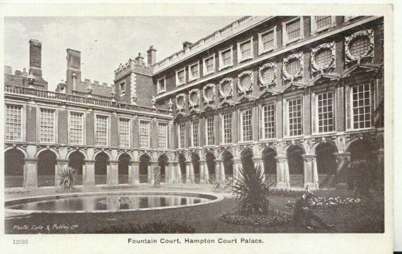 Middlesex Postcard - Fountain Court - Hampton Court Palace - TZ11912