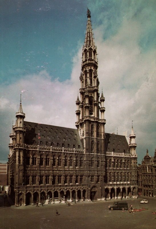 VINTAGE CONTINENTAL SIZE POSTCARD STREET SCENE TOWN HALL BRUSSELS BELGIUM