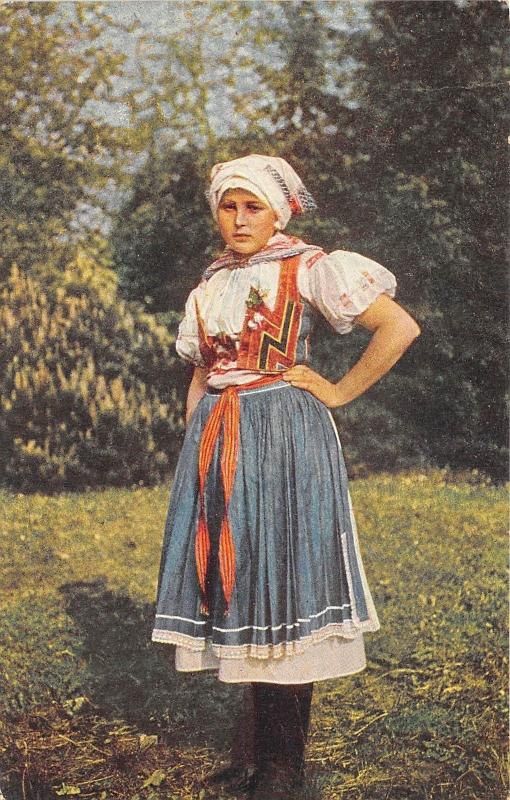 BT2094 Devce z velke u straznice child enfant folklore costumes types slovakia