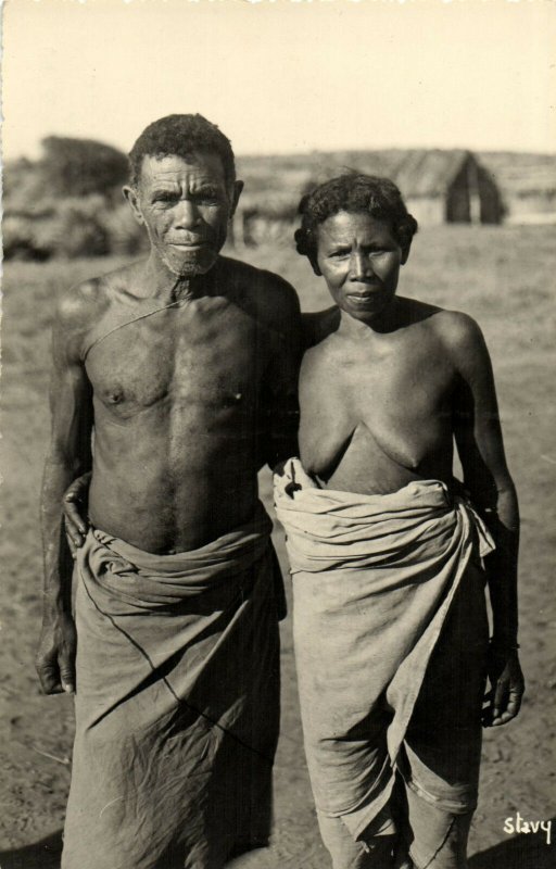 PC CPA ETHNIC NUDE FEMALE AND MALE TYPE, MADAGASCAR Vintage Postcard (b5376)