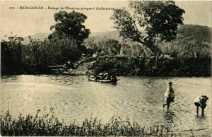 CPA AK Passage de l'Ihosy en pirogue a Ambararatra MADAGASCAR (819369)