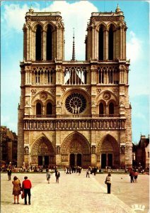 VINTAGE CONTINENTAL SIZE POSTCARD FRONTAL OF NOTRE DAME CATHEDRAL PARIS 1970s