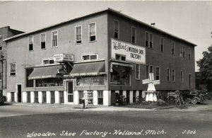 PC CPA US, MICH, HOLLAND, WOODEN SHOE FACTORY, REAL PHOTO Postcard (b14940)