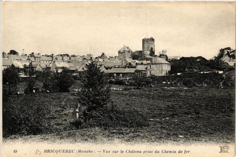 CPA Bricquebec - Vue sur le Chateau prise du Chemin de Fer (632620)