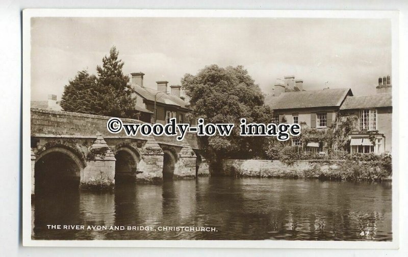 tq0087 - Hants - The Quiet River Avon and Bridge, at Christchurch - Postcard 