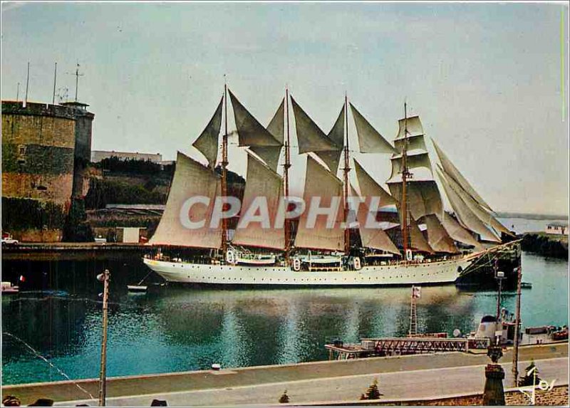 Postcard Modern Sailboat masts 4 to the Chateau in Brest Boat