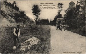 CPA LOUVIERS-sur la route de LOUVIERS (43419)