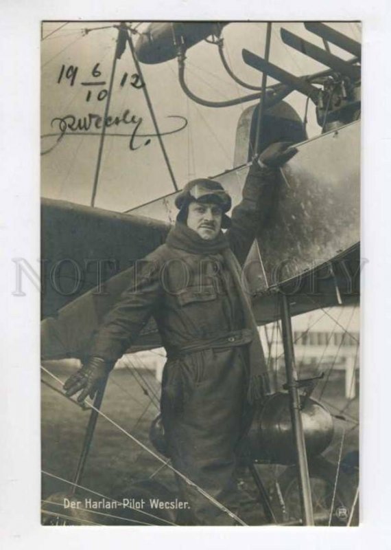 299636 HISTORY AVIATION Der Harlan pilot Rubin Wecsler at his airplane autograph