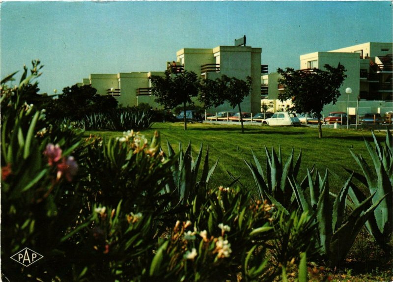 CPM Port Leucate Des jardins, vue s le Motel FRANCE (1013626)