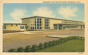 Iowa Burlington 1940s Rail Bus Station roadside Wholesale Teich Postcard 22-5372