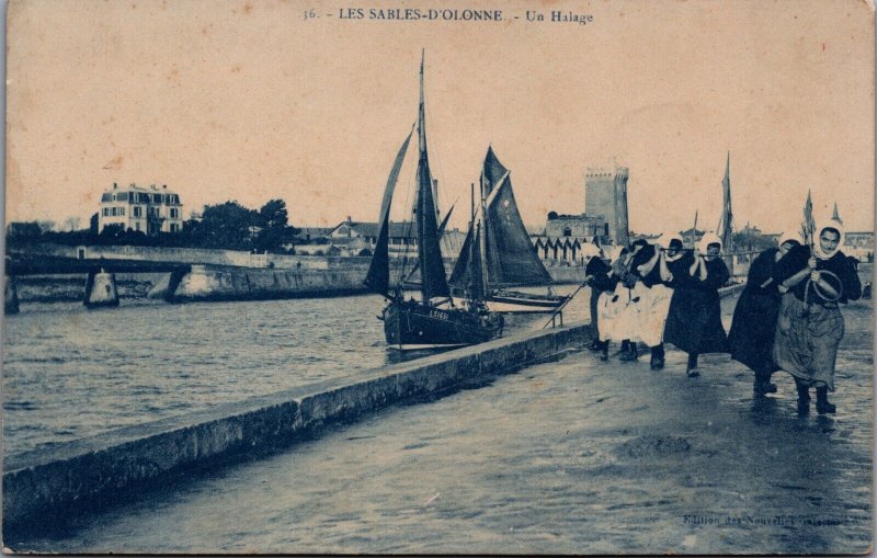 France Les Sables D'Olonne Un Halage Vintage Postcard 03.62