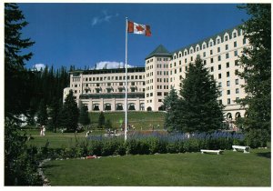 CONTINENTAL SIZE POSTCARD THE CHATEAU LAKE LOUISE THE CANADIAN ROCKY MOUNTAINS