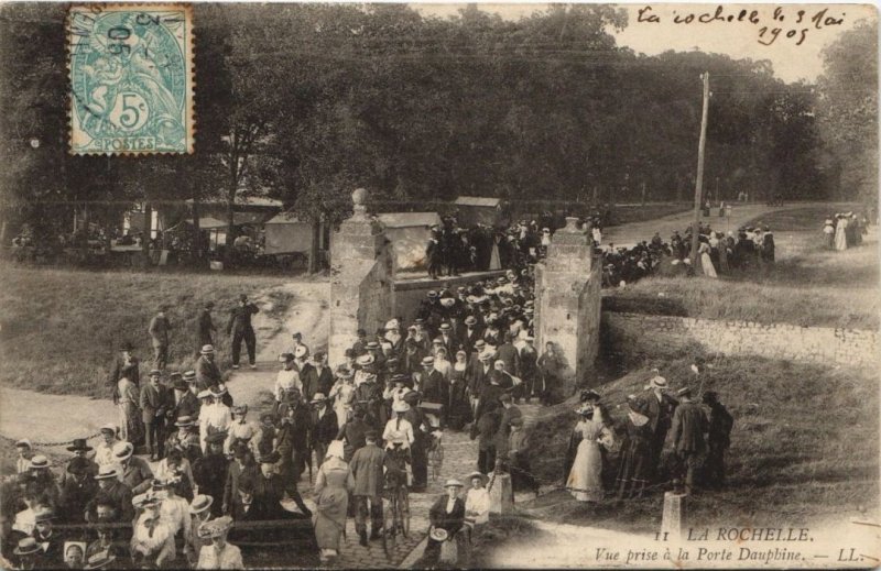 CPA La ROCHELLE-Vue prise a la Porte Dauphine (45244)