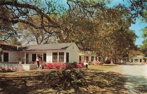 Biloxi-Gulfport MS Parkway Terrace Motel On The Gulf Postcard