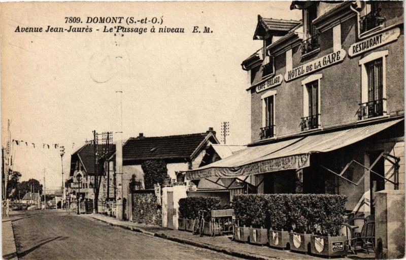 CPA  Domont - Avenue Jean-Jaures - Le Passage á Niveau  (380537)