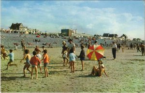 CPM CAYEUX-sur-MER Sur le sable (808132)