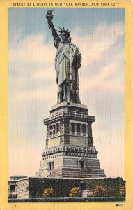 US6 USA NY Statue of Liberty New York harbor island 1949 postcard