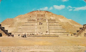 Mexico The Plaza and the Pyramid to the Moon San Juan Teotihuacan  B11