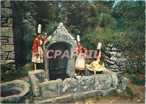 Postcard Modern Brittany Bigoudennes near a Vieille Fontaine Folklore