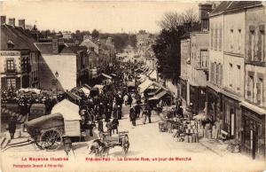 CPA AK Pré-en-Pail - La Grande Rue, un jour de marché (192669)