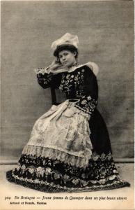 CPA En Bretagne Jeune femme de Quimper FRANCE FOLKLORE (788196)