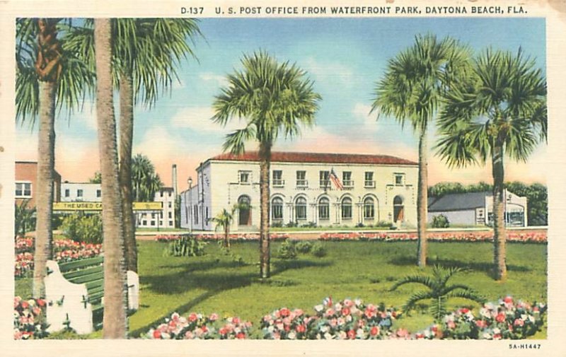 Daytona Beach Florida Post Office from Waterfront Park Linen Postcard Unused