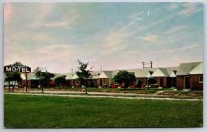 Boise Idaho~Capitol Boulevard Motel Exterior View~Colourpicture Vintage Postcard