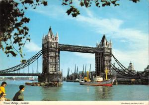B97479 tower bridge ship bateaux london    uk