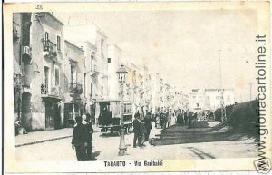 04074 VINTAGE POSTCARD: TARANTO - VIA GARIBALDI-