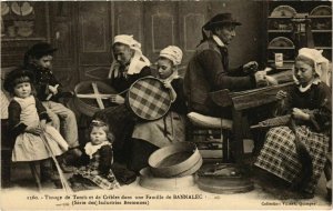 CPA Tissage du Tamis&de Cribles dans une Famille de Bannalec FRANCE (1025549)