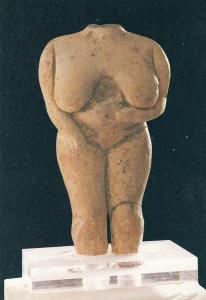 ART POSTCARD - VENUS OF MALTA CLAY FIGURINE REPRESENTING A STANDING NUDE WOMAN