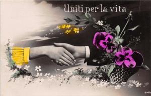 UNITI PER LA VITA UNITED FOR LIFE ROMANCE POSTCARD 1910s MAN WOMAN HOLDING HANDS