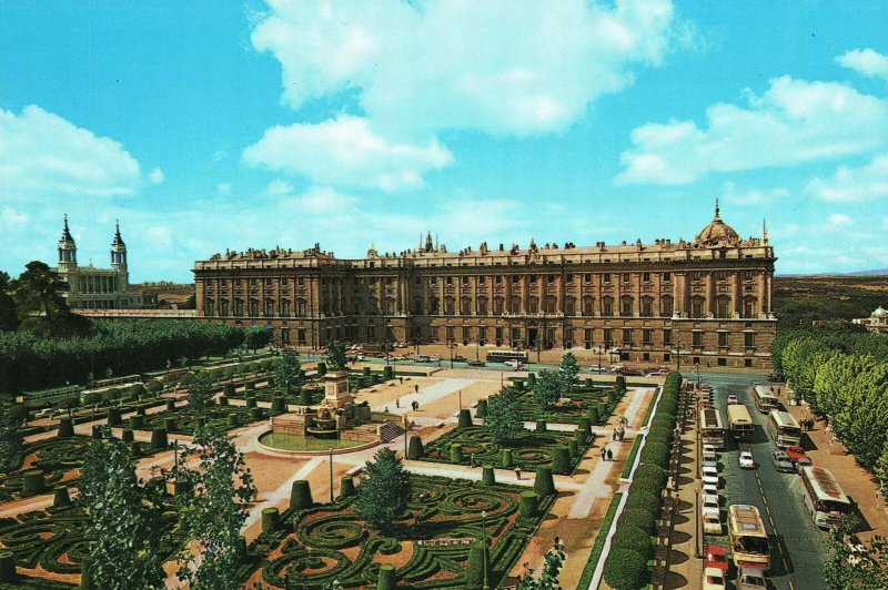 VINTAGE POSTCARD ORIENTAL PLAZA & ROYAL PALACE MADRID SPAIN CONTINENTAL