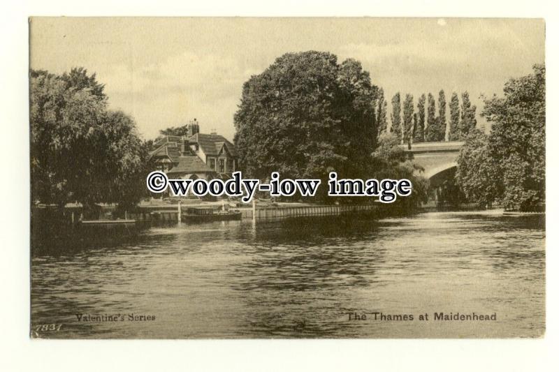 tq2312 - Berks - View down The Thames by the Bridge, at Maidenhead - Postcard 