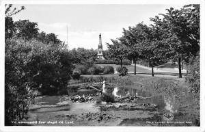 BR95296 real photo vid monumentet over slaget vid lund sweden