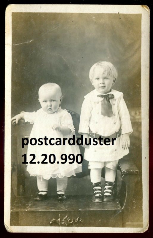 h3425 - CANADA 1910s Cute Kids / Siblings in White Dresses Real Photo Postcard