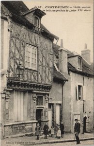 CPA CHATEAUDUN - Vieille maison en bois sculpte Rue St-Lubin (131631)